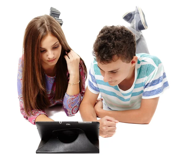 Adolescenti che usano un tablet — Foto Stock