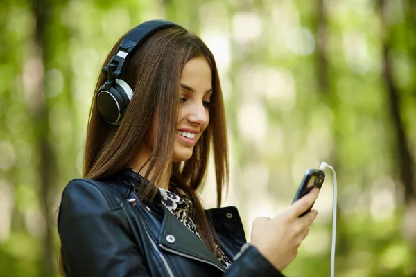 Девушка слушает музыку на открытом воздухе — стоковое фото