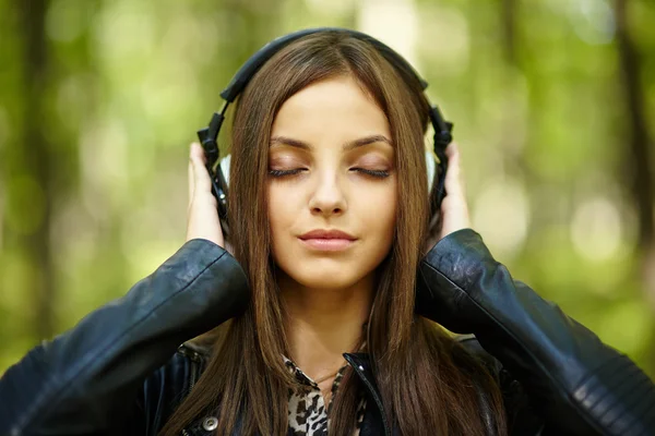 Girl listening music outdoor — Stock Photo, Image