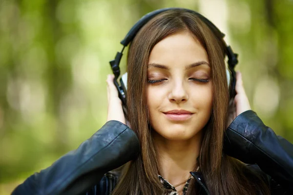 Menina ouvir música ao ar livre — Fotografia de Stock