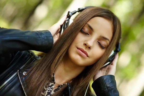 Chica escuchando música al aire libre —  Fotos de Stock