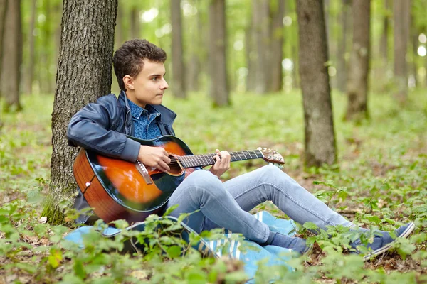 Guitarrista adolescente — Fotografia de Stock