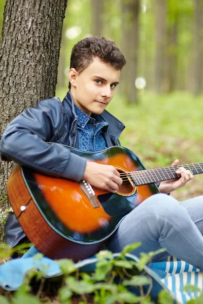 Tiener gitarist — Stockfoto