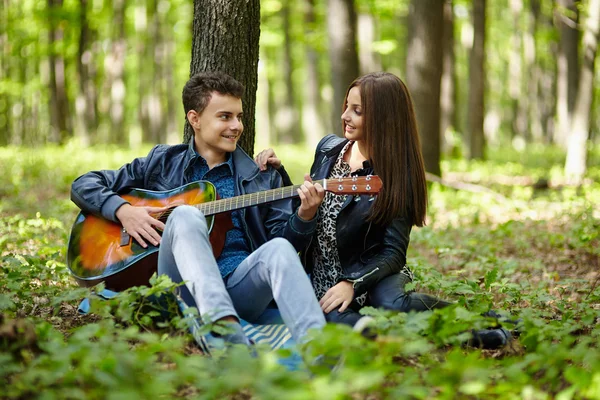 Adolescentes tocando guitarra — Fotografia de Stock