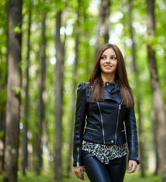 Ragazza adolescente a piedi nel parco della foresta — Foto Stock