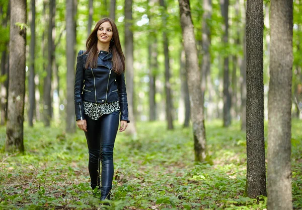 Tienermeisje wandelen in het bos park — Stockfoto