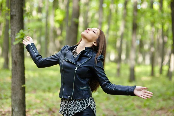 Ragazza adolescente all'aperto nella foresta — Foto Stock