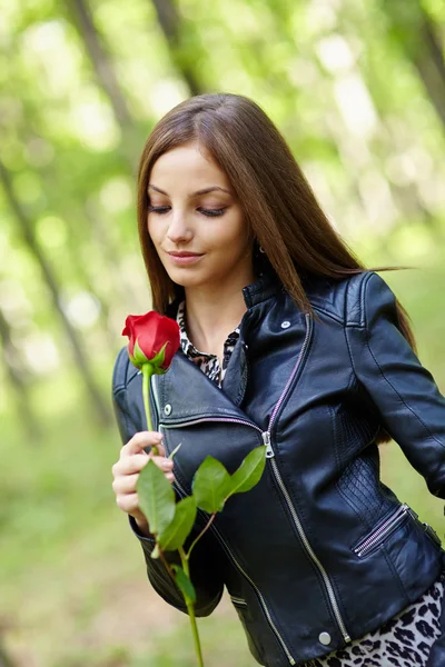 美丽的姑娘，带着玫瑰 — 图库照片