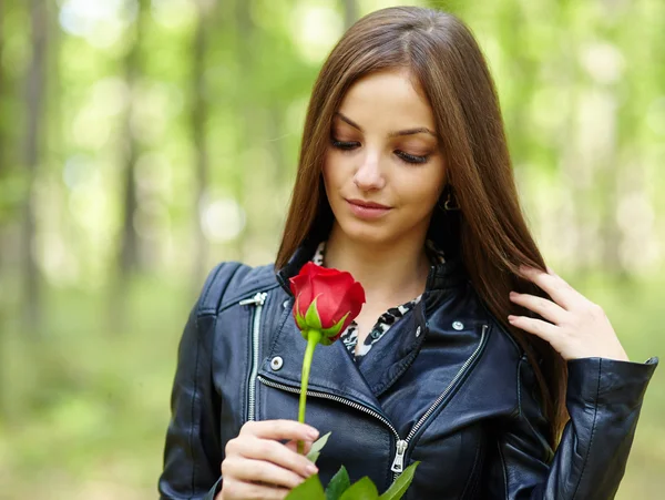 Menina bonita com uma rosa — Fotografia de Stock