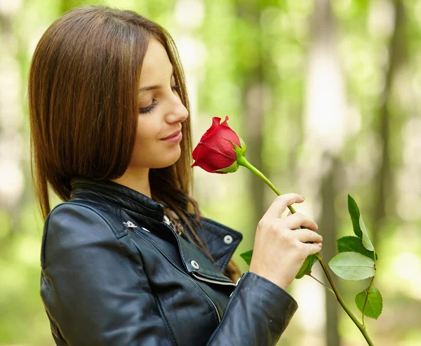 Belle fille avec une rose — Photo