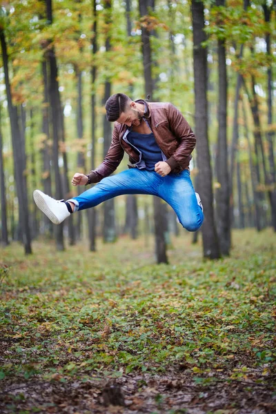 Mladý muž skákání pro radost — Stock fotografie