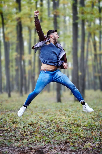 Молодий чоловік стрибає від радості — стокове фото