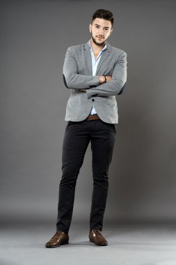 Genç işadamı tam uzunlukta