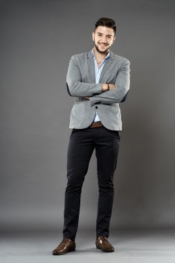 Genç işadamı tam uzunlukta