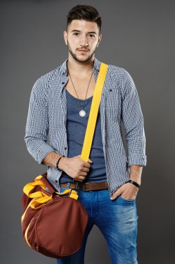 genç adam bir çanta