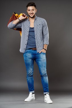 Çanta ile genç beyaz öğrenci