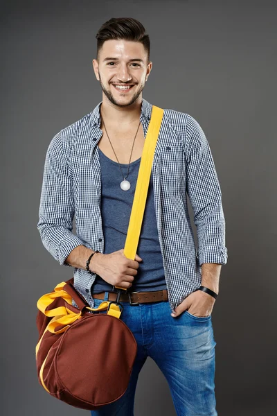 Joven con bolsa — Foto de Stock