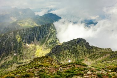 Fagaras dağlar ve aralarında bulutlar