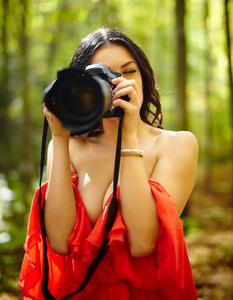 Ung kvinna tagande foton — Stockfoto