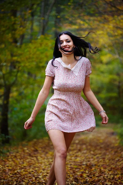 Mulher descalça na floresta — Fotografia de Stock