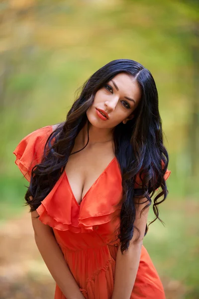 Femme en robe rouge dans la forêt — Photo