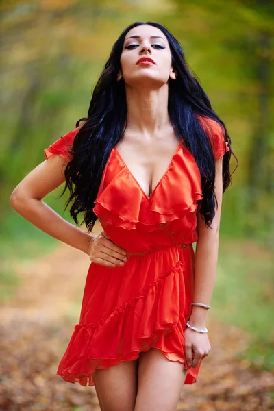 Donna in abito rosso nella foresta — Foto Stock