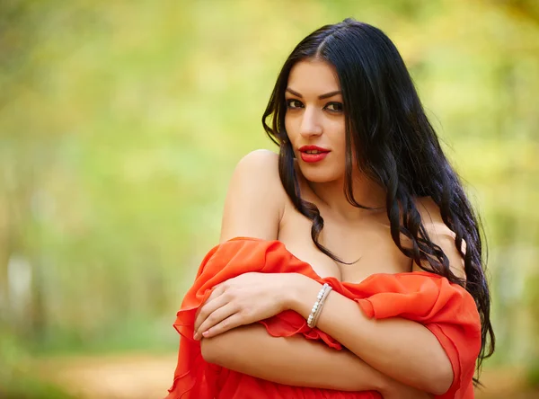 Mulher de vestido vermelho na floresta — Fotografia de Stock