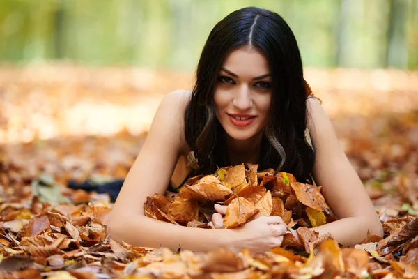 Beautiful woman in black dress in park — Stock Photo, Image