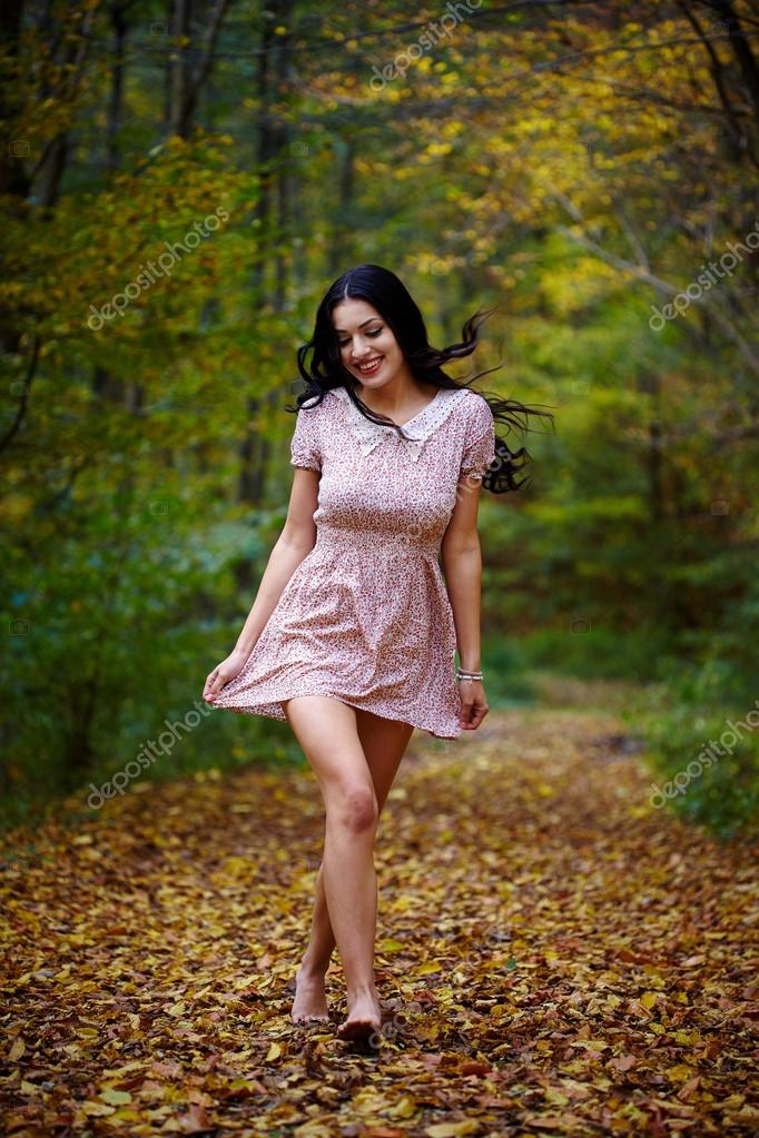 Mujer descalza en el bosque — Foto de stock © Xalanx 57572807