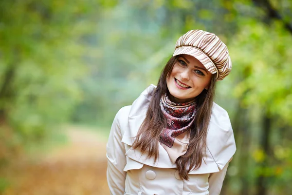 Beautiful woman in the forest — Stock Photo, Image