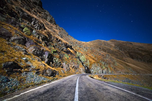 Hory a prázdné silnici v noci — Stock fotografie
