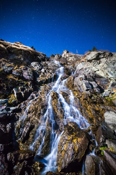 Водопад ночью — стоковое фото