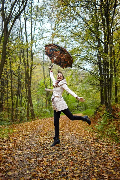 Mujer con paraguas en el bosque — Foto de Stock