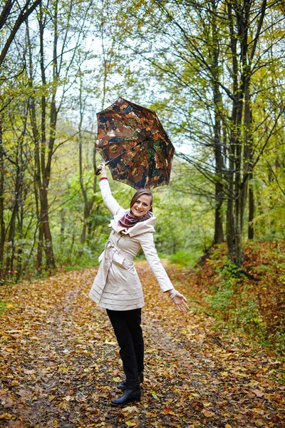 Nő erdőben esernyő — Stock Fotó