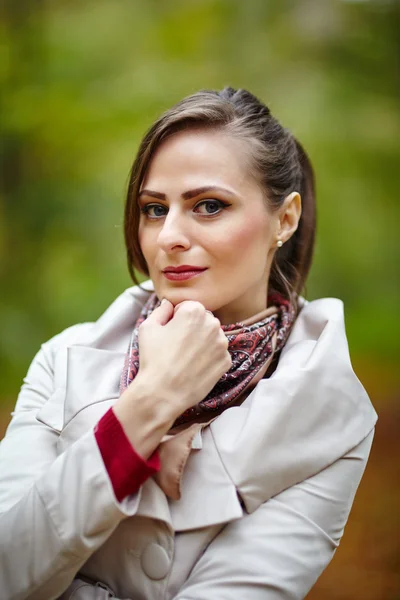 Mooie vrouw in het bos — Stockfoto