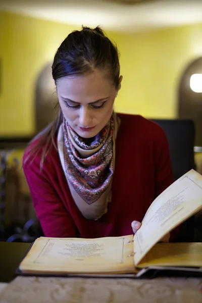 Mujer con menú en restaurante — Foto de Stock