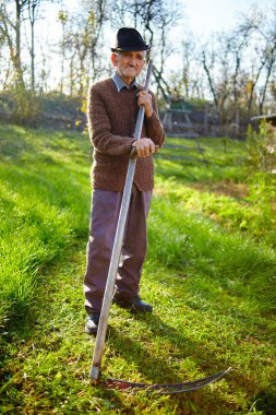 Çiftçi tırpan çim biçme