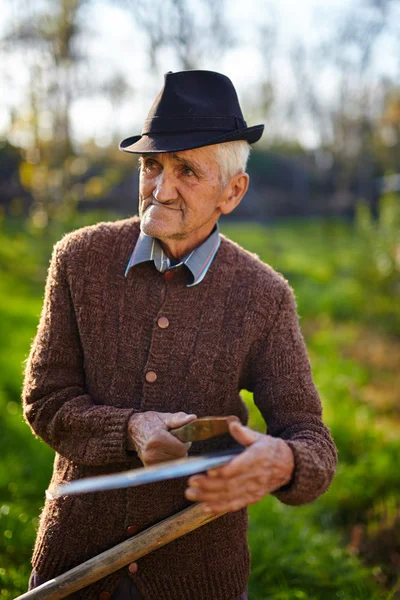 Старий фермер загострення коси — стокове фото