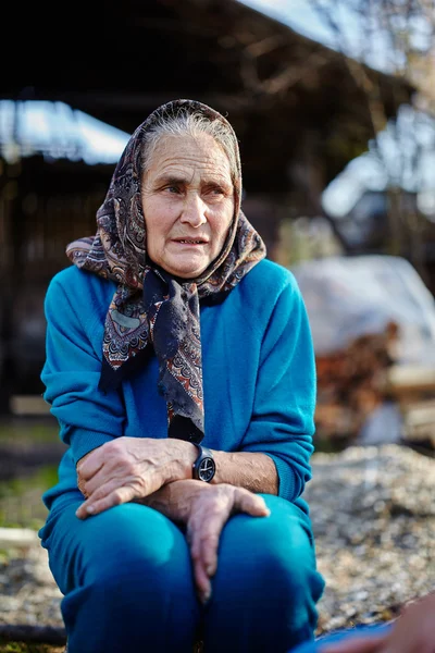 Vieille femme avec foulard extérieur — Photo