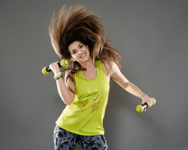 Kardiyo dansı yapan fitness Bayan