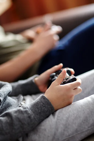 Amigos jugando juegos de consola — Foto de Stock