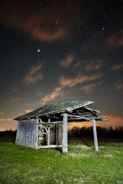 Capannone in prato di notte — Foto Stock