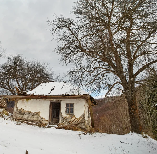 Creepy зруйнований будинок — стокове фото
