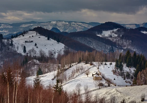 Karlı dağlık manzara — Stok fotoğraf