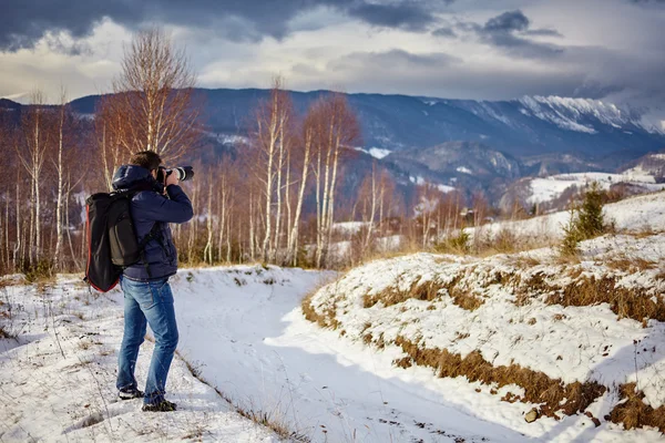 Tourist shooting landscapes — Stock Photo, Image