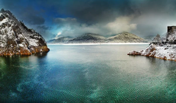 Vidraru lake in de winter — Stockfoto