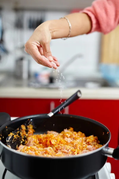 Vrouw gieten zout — Stockfoto