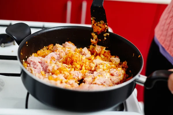 Cozinhar carne e legumes — Fotografia de Stock