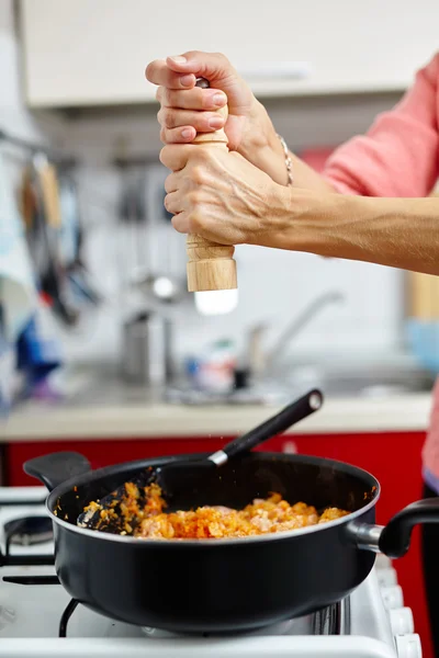 Cozinheiro moagem pimenta — Fotografia de Stock