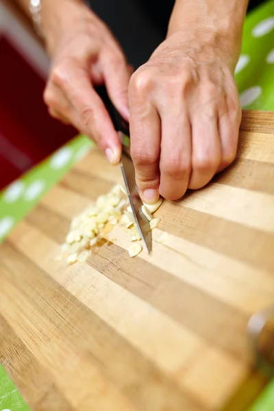 Woman chopping garlic — Stock Photo, Image